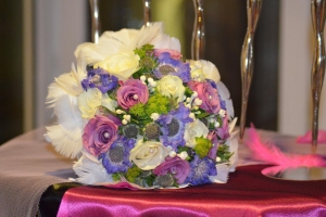 Fialová svatební kytice