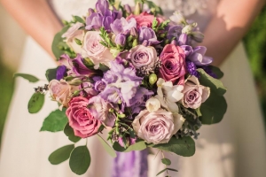 Fialová svatební kytice