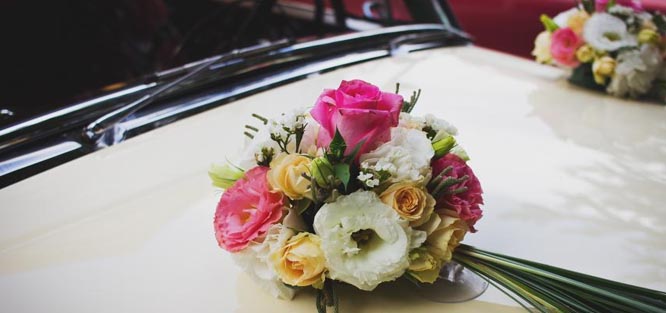 Květina na auto nevěsty