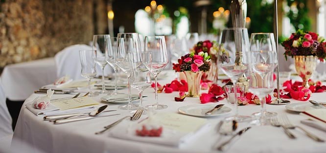 Květinová dekorace na svatební stůl