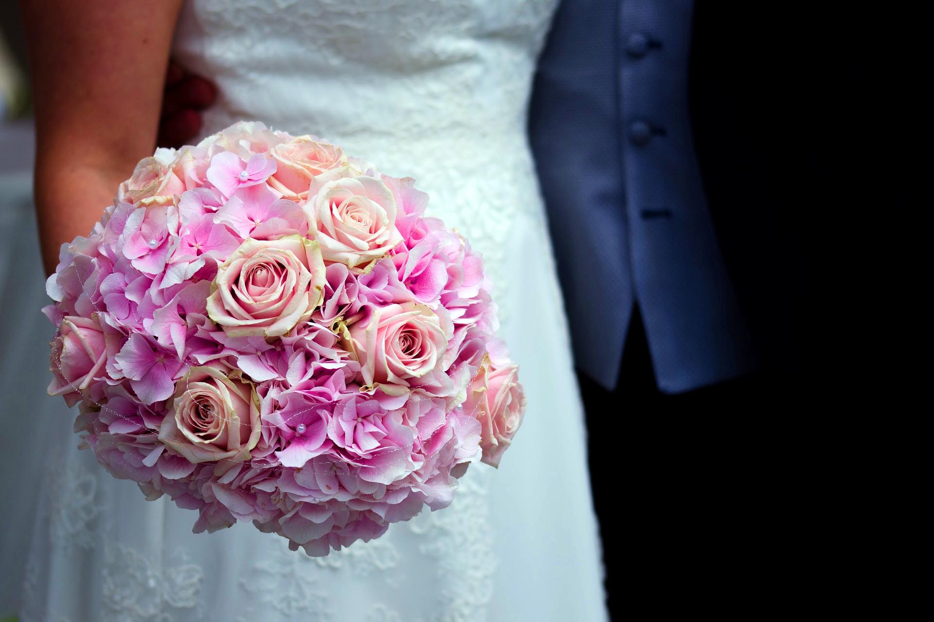 Růžová svatební kytice