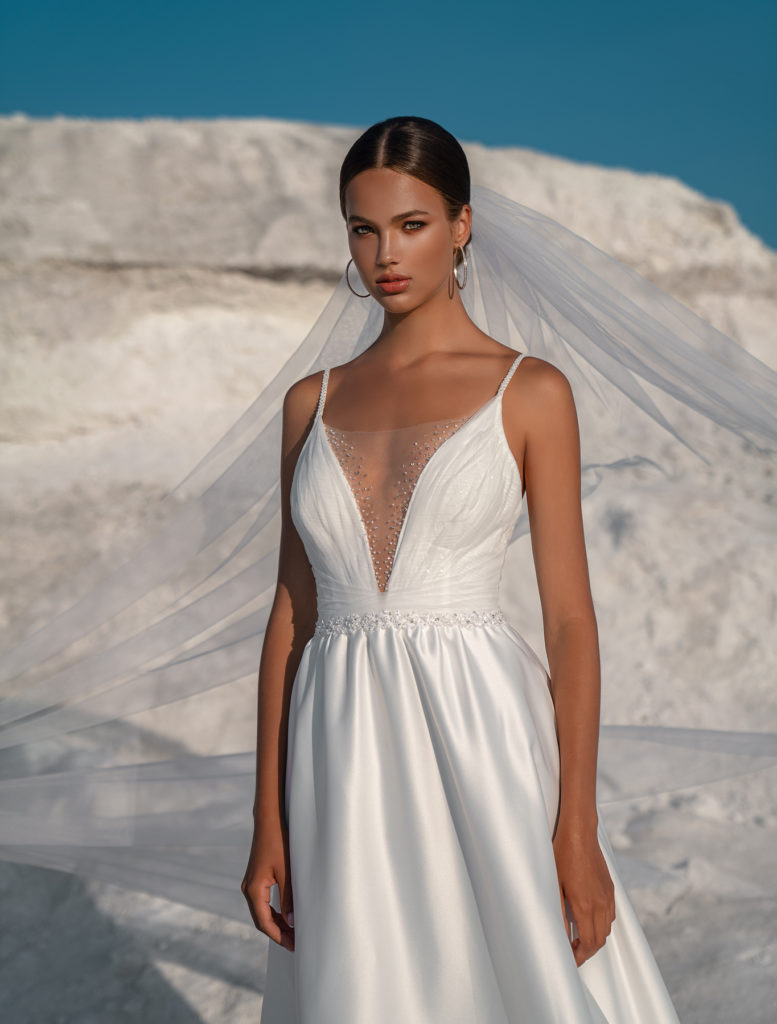 Svatební šaty 2022 trendy čisté linie a střídmá krása