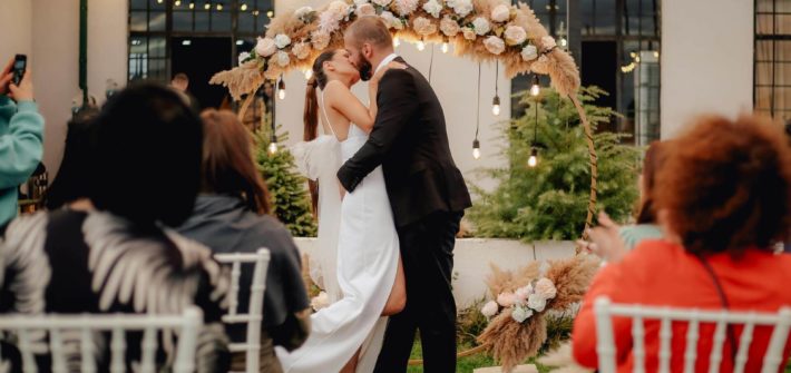 Tipy pro pohodlí hostů na svatbě: Jak zmírnit únavu a otoky nohou